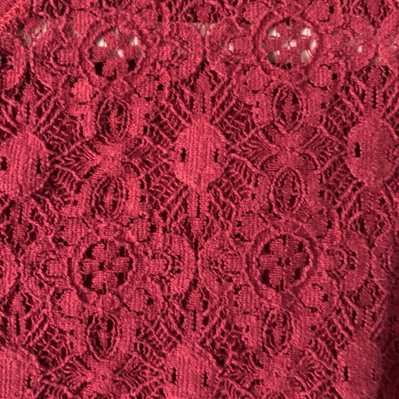 Sleeveless maroon shirt. - Picture 4 of 4